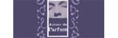 Logo Auteur de Parfum – Visuel intense et violet Logo Auteur de Parfum sur fond violet orné de motifs. Le panneau central montre des yeux mi-clos et une moustache, symbolisant une intense concentration olfactive. Texte visible : Auteur de Parfum.